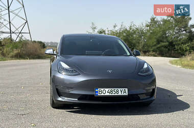 Седан Tesla Model 3 2022 в 