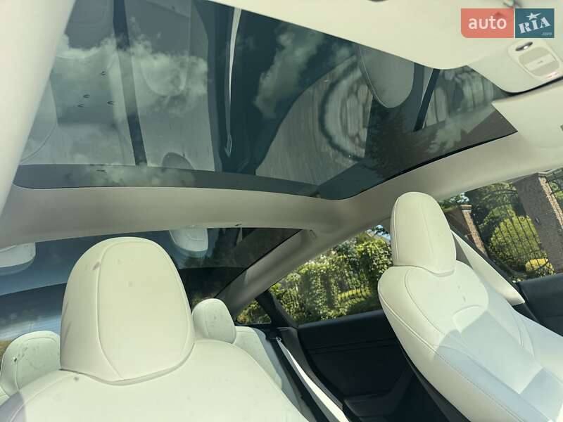 Седан Tesla Model 3 2023 в Ровно