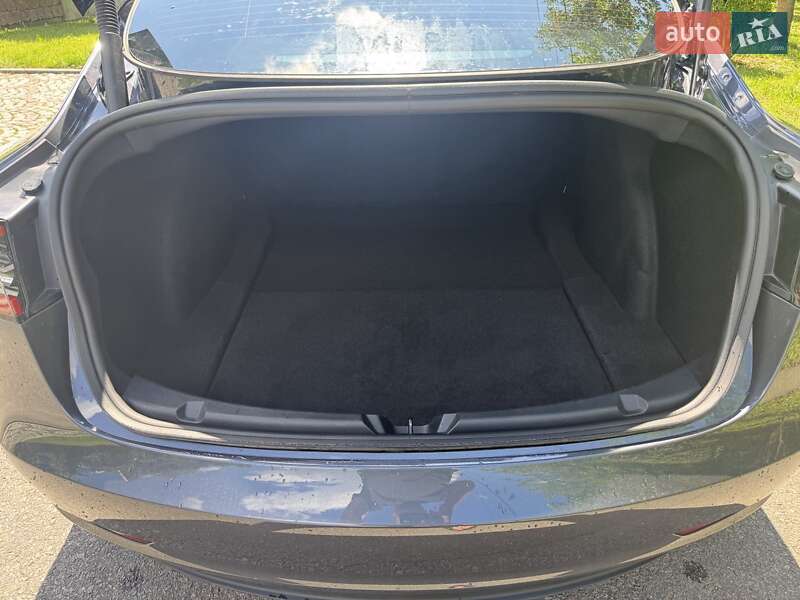 Седан Tesla Model 3 2023 в Ровно