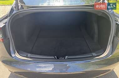Седан Tesla Model 3 2023 в 