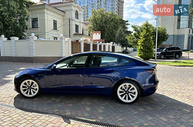 Седан Tesla Model 3 2022 в 