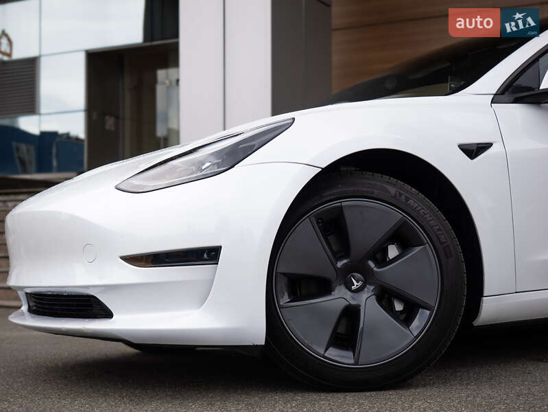 Седан Tesla Model 3 2023 в Киеве
