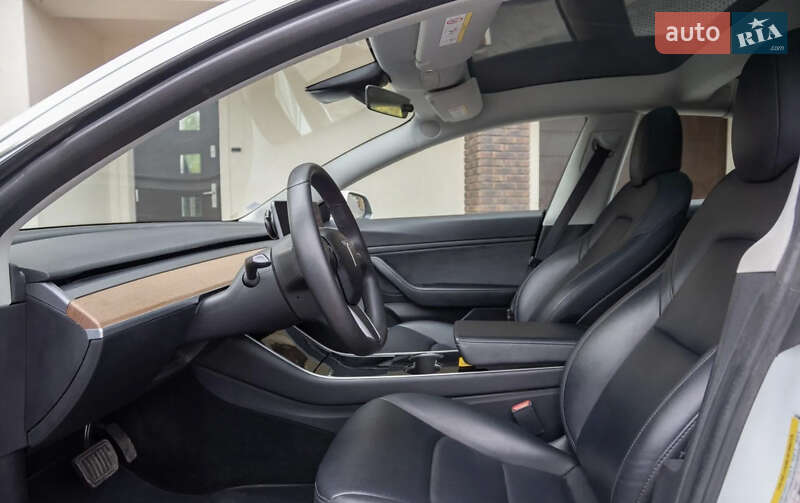 Седан Tesla Model 3 2020 в Луцке
