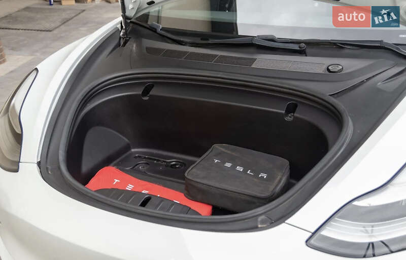 Седан Tesla Model 3 2020 в Луцке