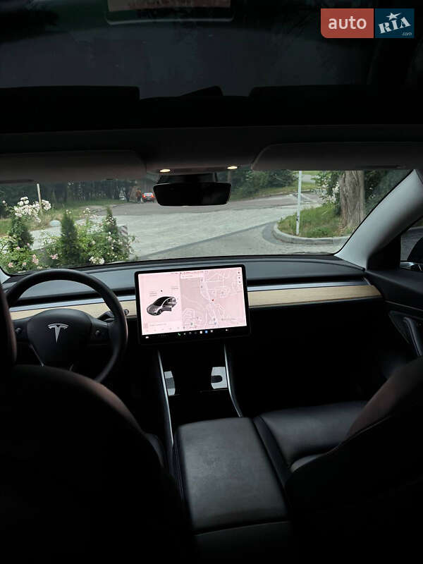 Седан Tesla Model 3 2020 в Львове