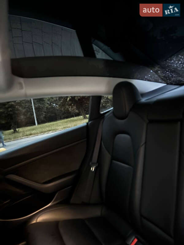 Седан Tesla Model 3 2020 в Львове