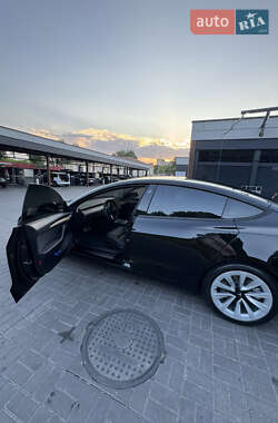 Седан Tesla Model 3 2022 в 