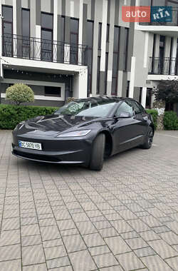 Седан Tesla Model 3 2024 в Стрию