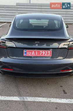 Седан Tesla Model 3 2022 в 