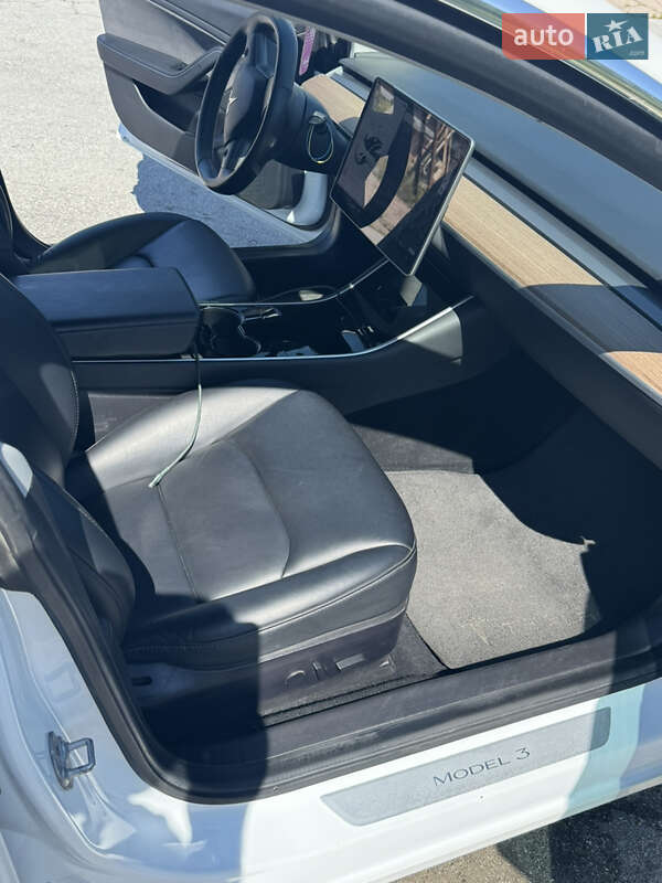 Седан Tesla Model 3 2019 в Звягелі