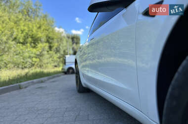 Седан Tesla Model 3 2023 в 