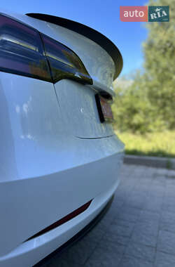 Седан Tesla Model 3 2023 в 