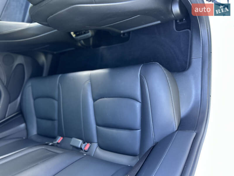 Седан Tesla Model 3 2023 в Новояворовске