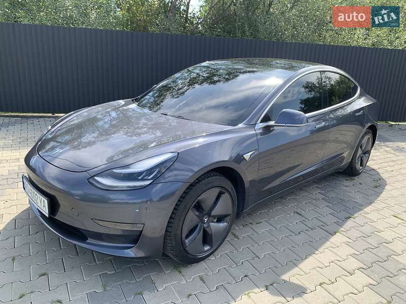 Седан Tesla Model 3 2019 в Іршаві