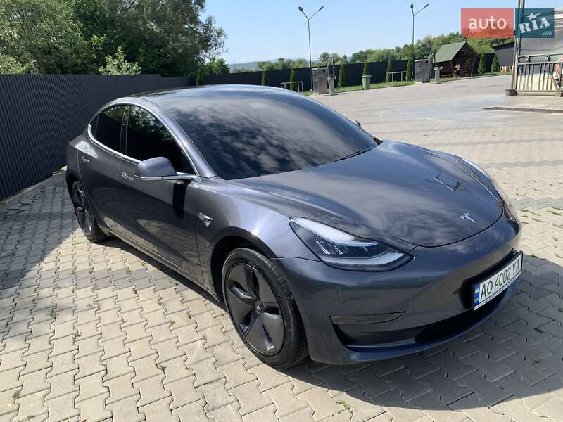 Седан Tesla Model 3 2019 в Іршаві