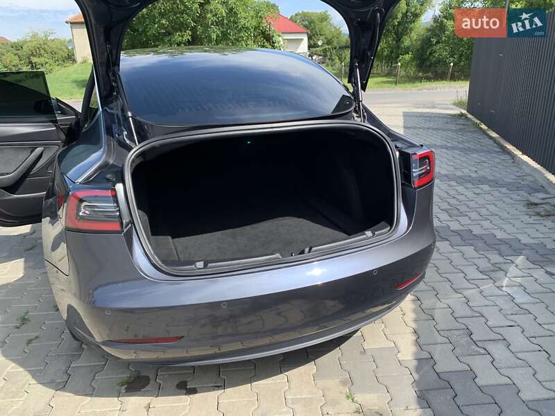 Седан Tesla Model 3 2019 в Іршаві