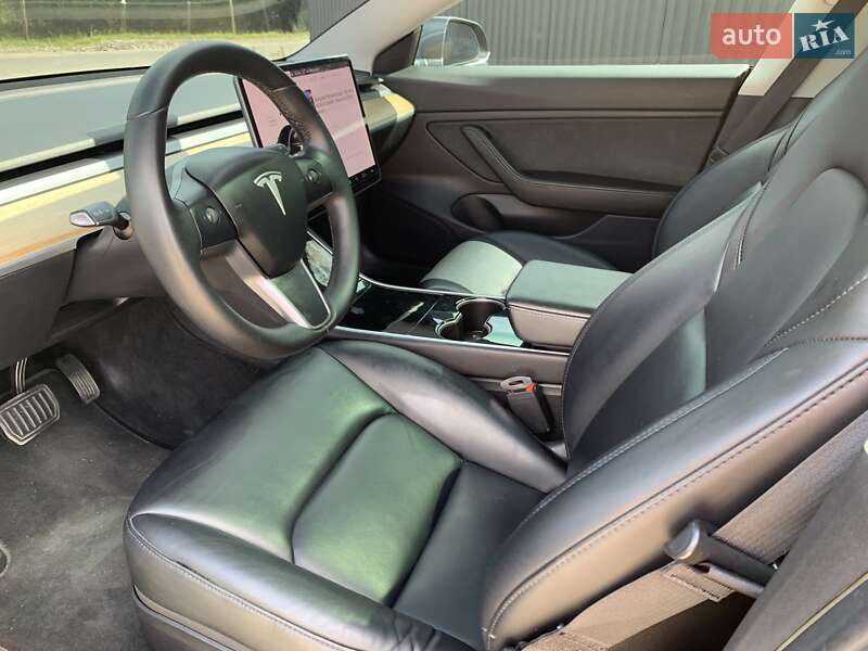 Седан Tesla Model 3 2019 в Иршаве