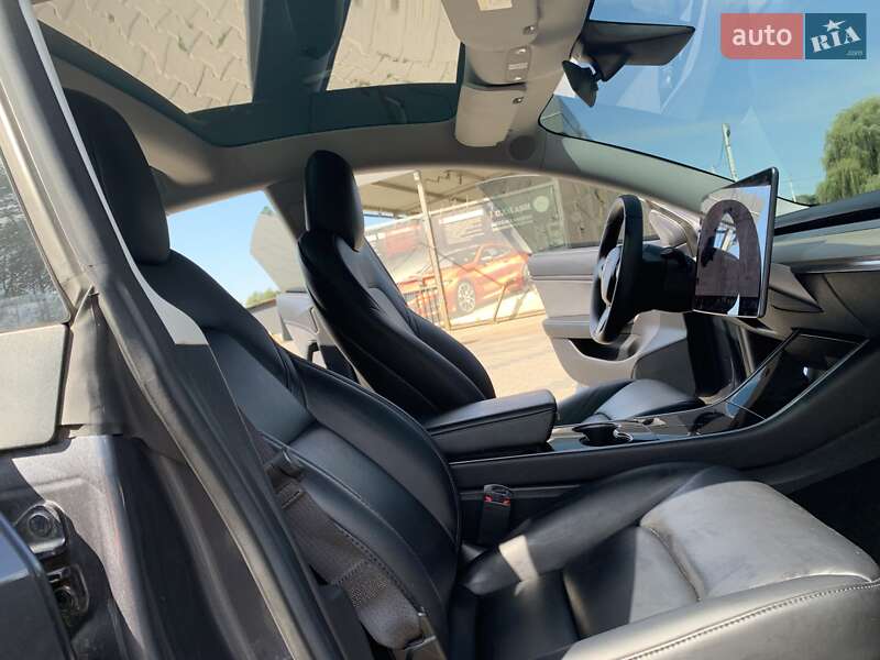 Седан Tesla Model 3 2019 в Іршаві