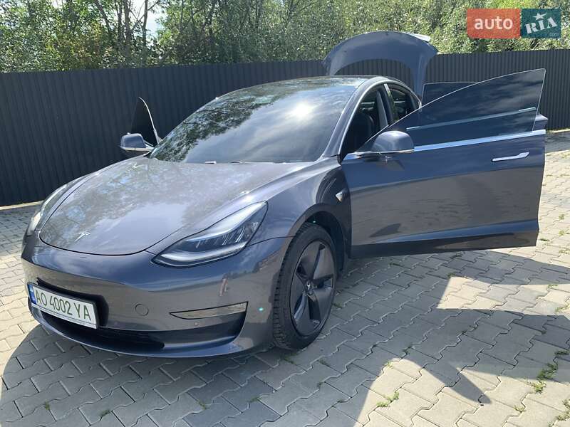 Седан Tesla Model 3 2019 в Иршаве