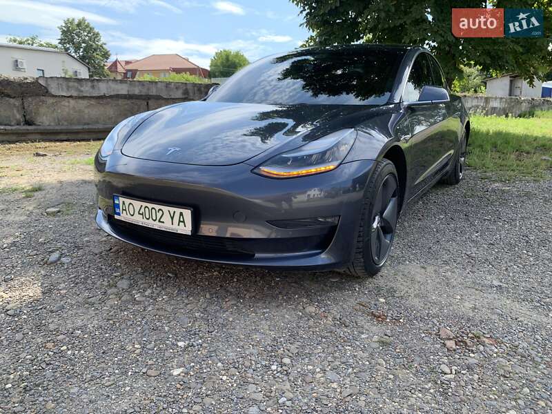 Седан Tesla Model 3 2019 в Іршаві