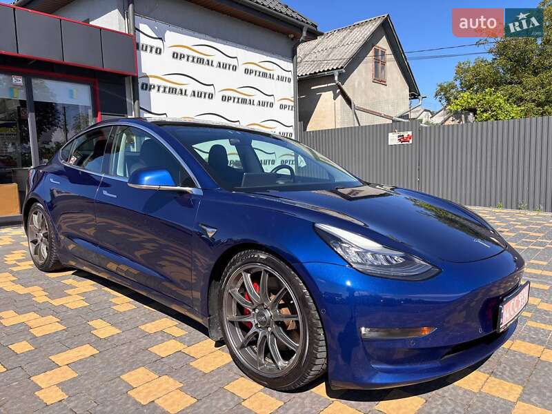 Седан Tesla Model 3 2019 в Львове