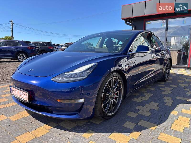 Седан Tesla Model 3 2019 в Львове
