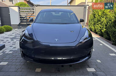 Седан Tesla Model 3 2022 в 