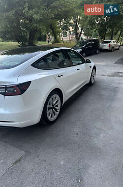 Седан Tesla Model 3 2022 в 