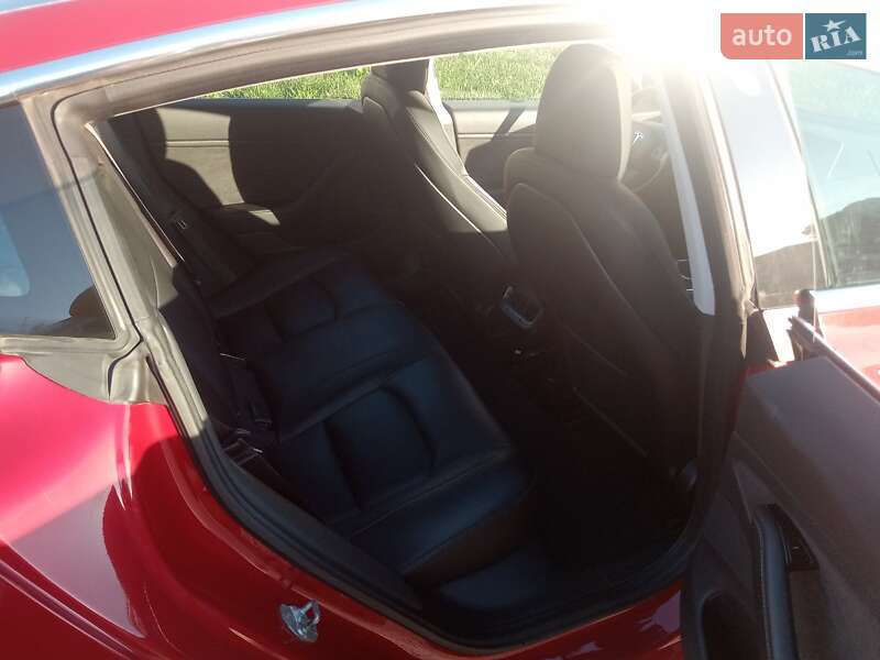 Седан Tesla Model 3 2018 в Звягеле