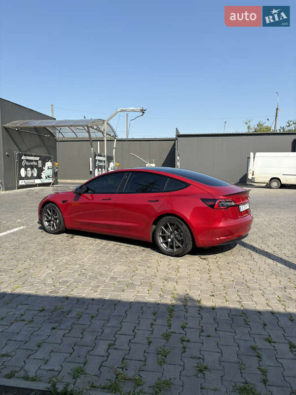 Седан Tesla Model 3 2021 в Черновцах