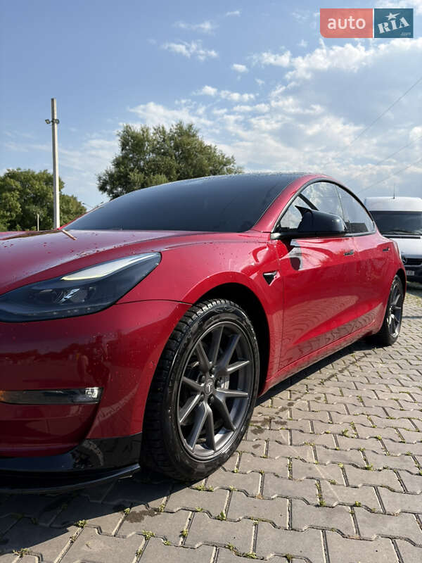Седан Tesla Model 3 2021 в Черновцах