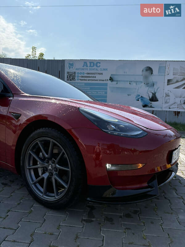 Седан Tesla Model 3 2021 в Черновцах