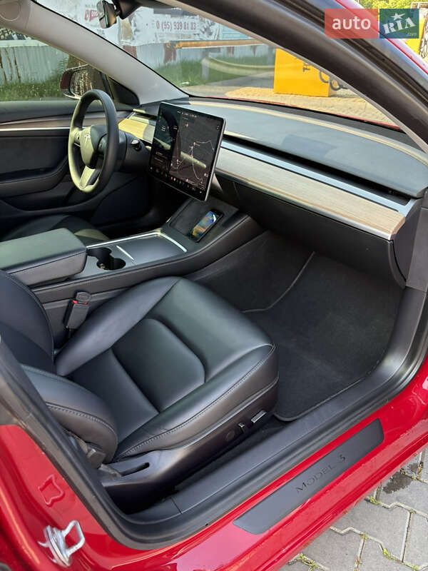 Седан Tesla Model 3 2021 в Черновцах