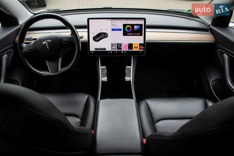 Седан Tesla Model 3 2019 в Львові