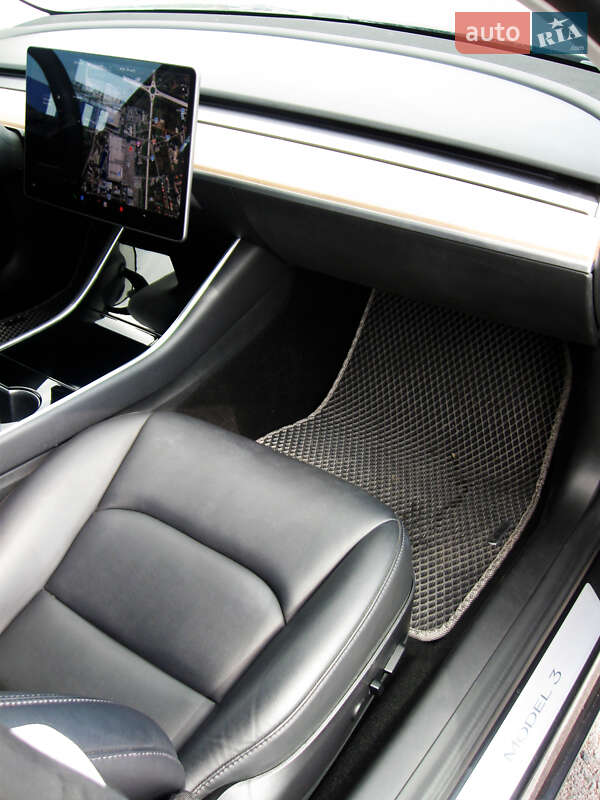 Седан Tesla Model 3 2018 в Львове