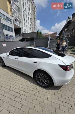 Седан Tesla Model 3 2022 в 