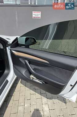 Седан Tesla Model 3 2022 в 