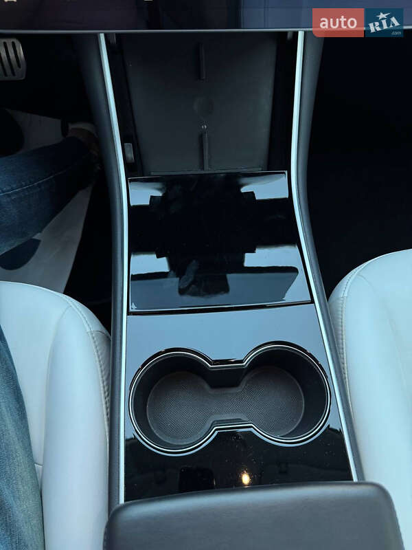 Седан Tesla Model 3 2019 в Києві