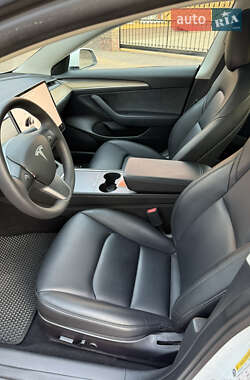 Седан Tesla Model 3 2023 в 