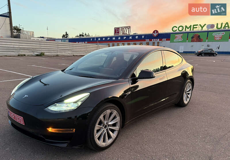 Седан Tesla Model 3 2022 в 