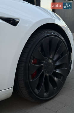 Седан Tesla Model 3 2022 в 
