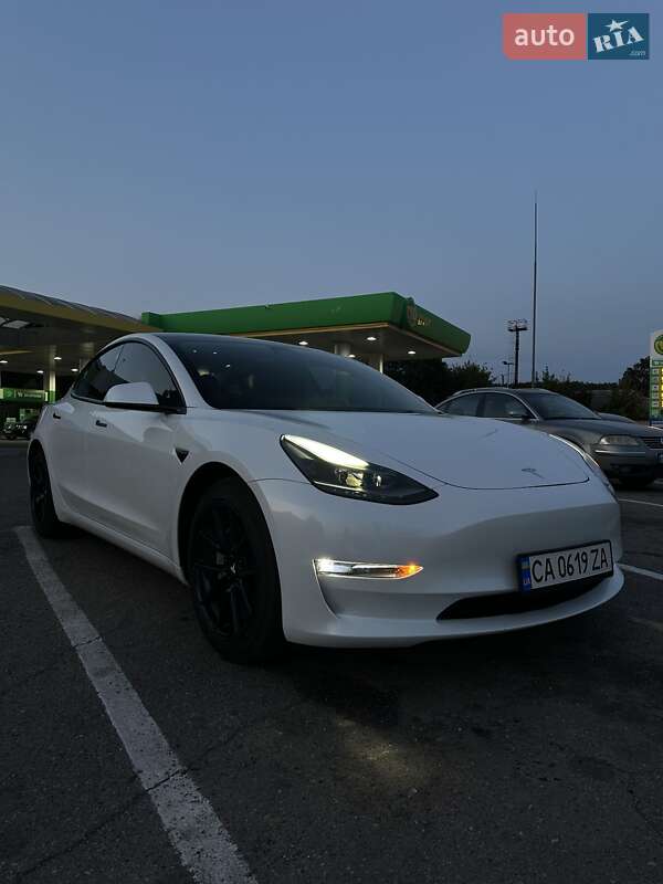 Седан Tesla Model 3 2023 в 