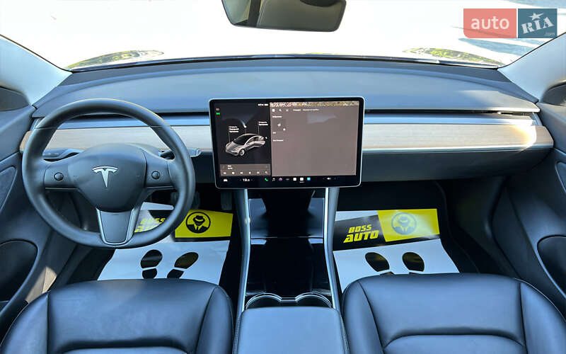 Седан Tesla Model 3 2020 в Львові
