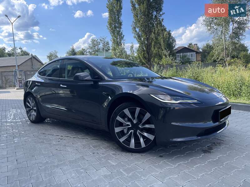 Седан Tesla Model 3 2024 в 