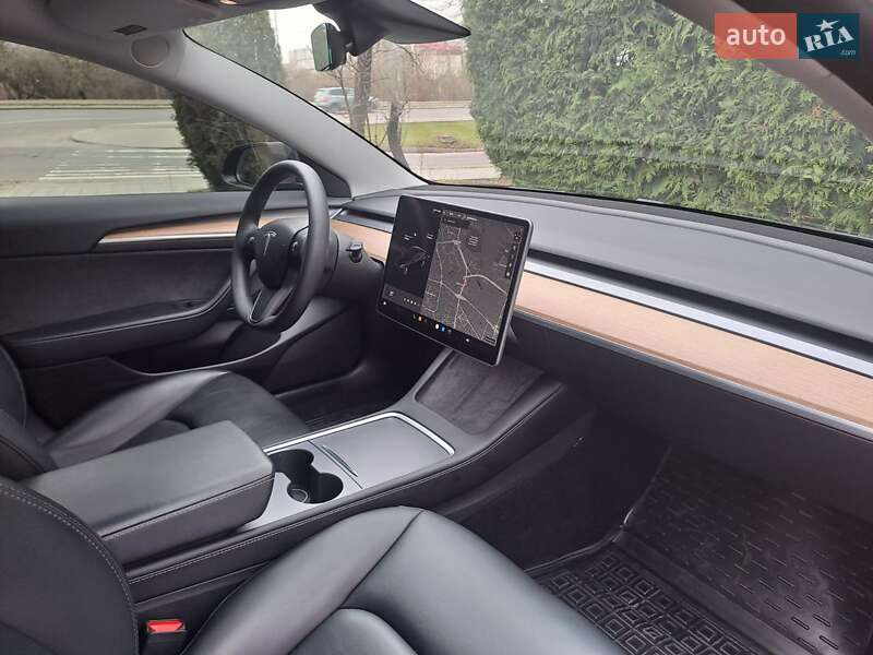 Седан Tesla Model 3 2021 в Львові