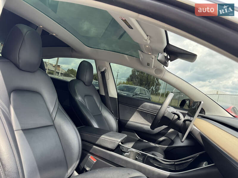 Седан Tesla Model 3 2019 в Луцке