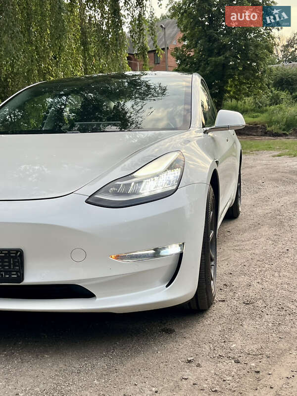 Седан Tesla Model 3 2021 в Валках