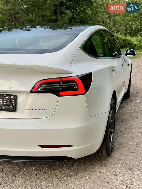 Седан Tesla Model 3 2021 в Валках