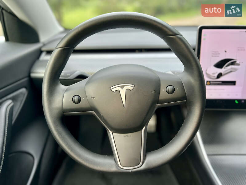 Седан Tesla Model 3 2021 в Валках