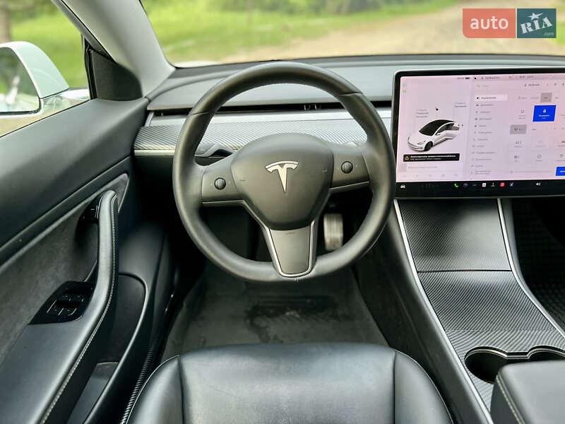 Седан Tesla Model 3 2021 в Валках